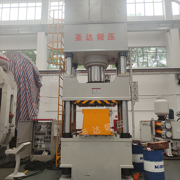 800吨冷挤压成型液压机客户现场