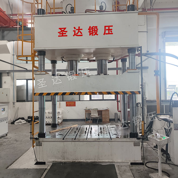 不锈钢水槽拉伸液压机安装现场
